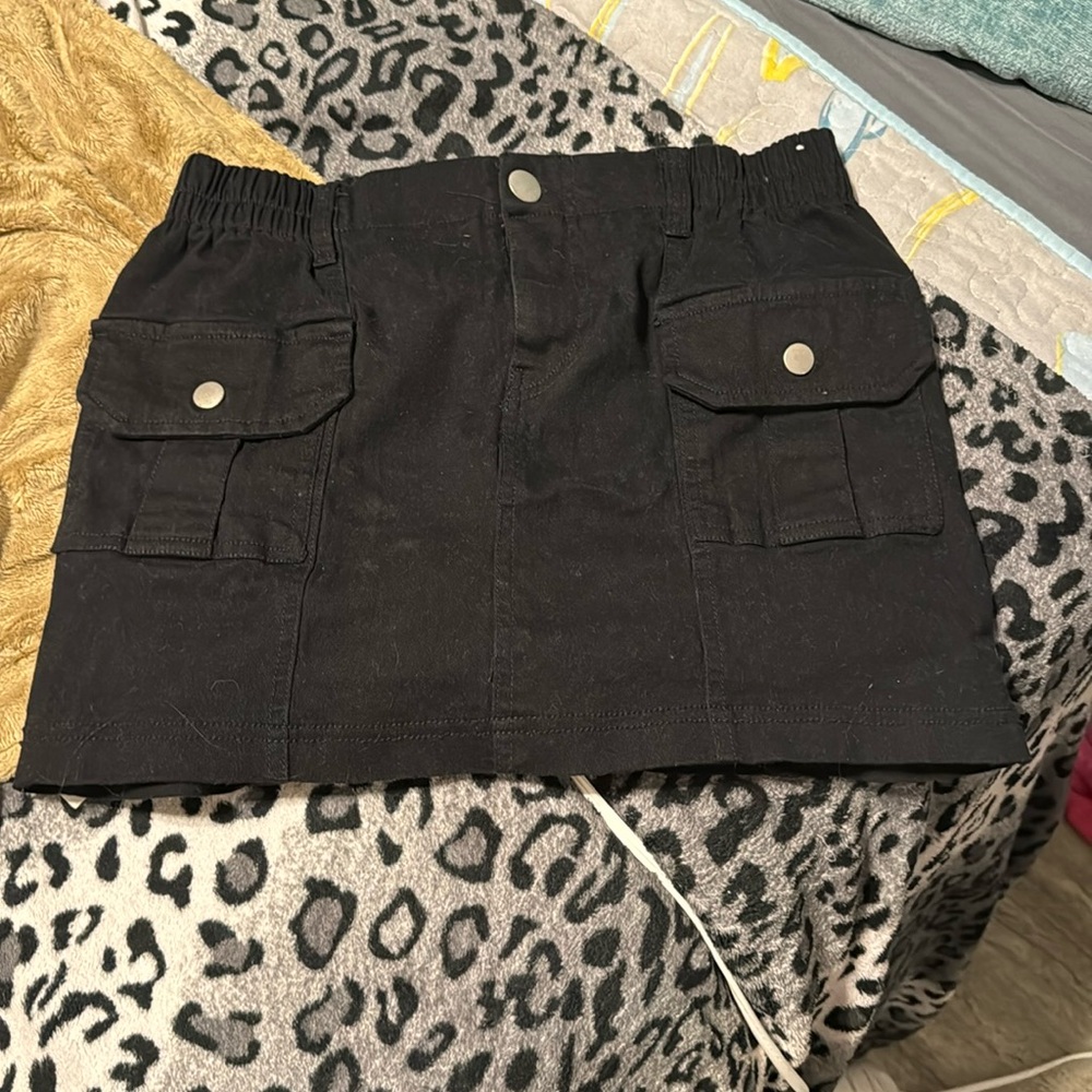 Black short skirt, Medium